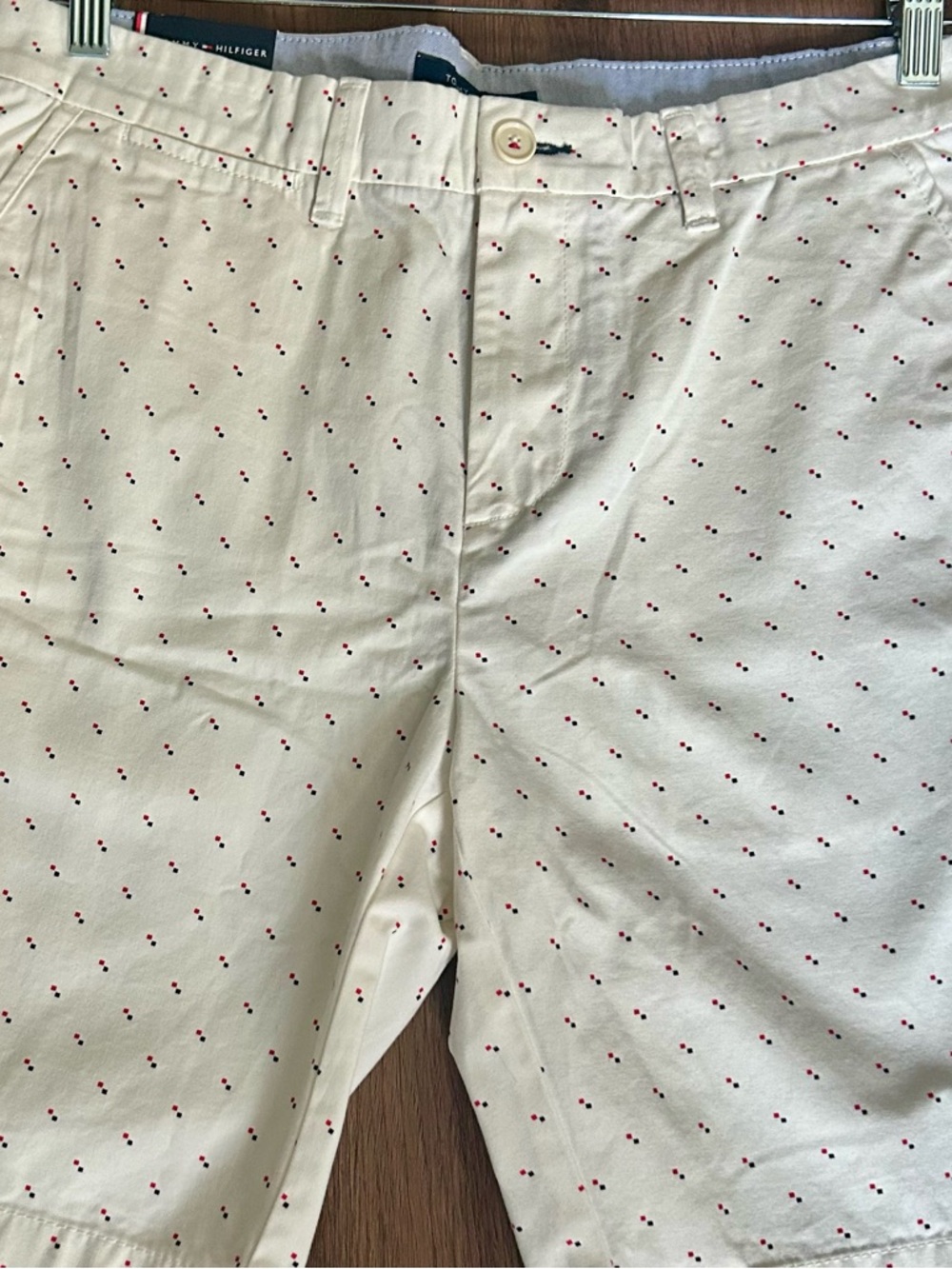 Tommy Hilfiger Men’s White Chino Shorts with Red Dot Print NWT